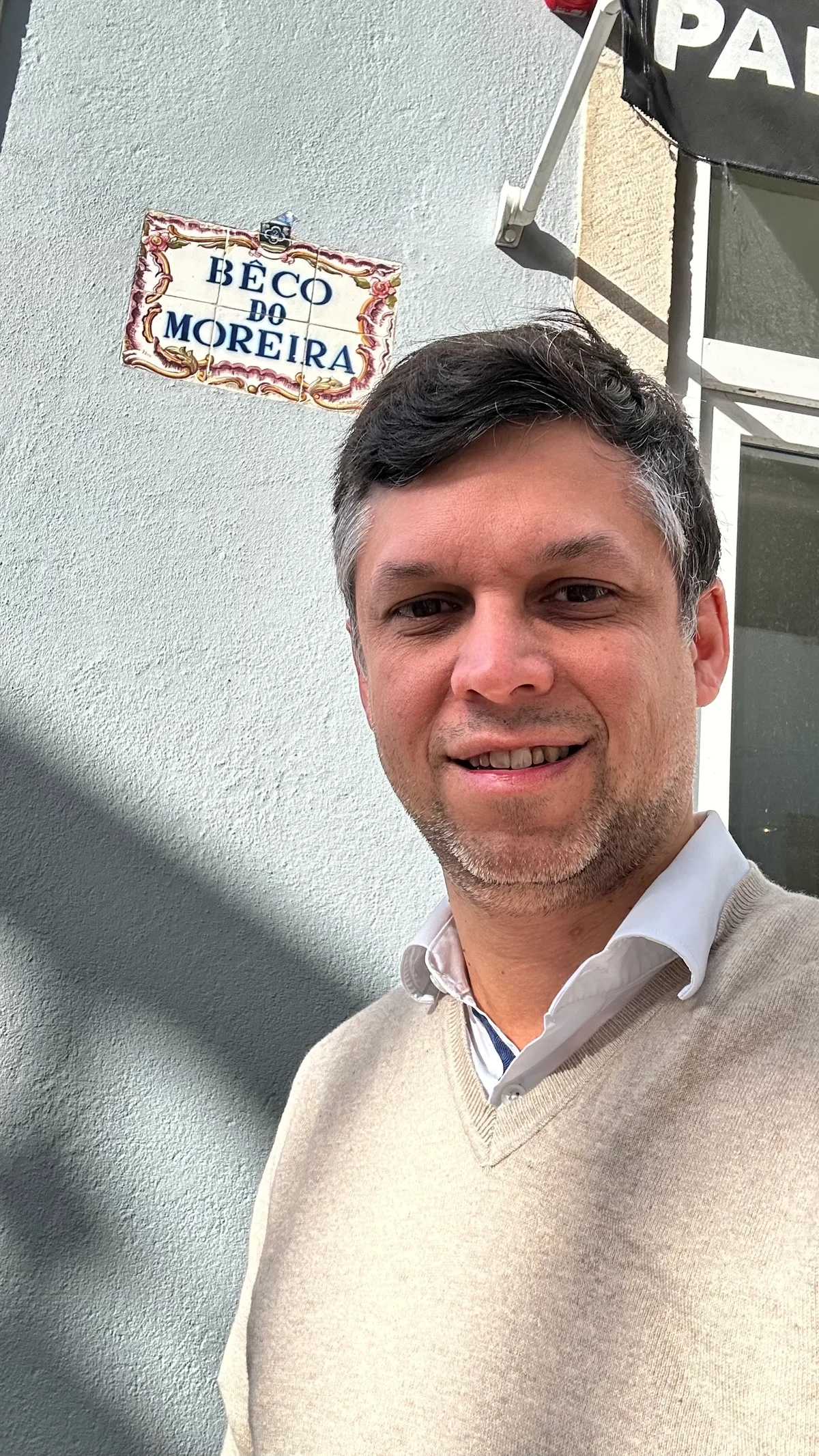 Eduardo Moreira beside a tiled sign reading Bêco do Moreira.